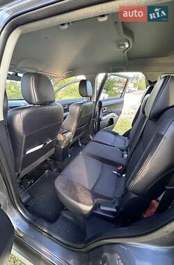 Внедорожник / Кроссовер Mitsubishi Outlander 2012 в 