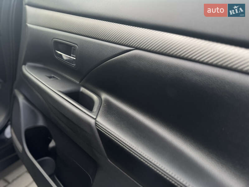 Внедорожник / Кроссовер Mitsubishi Outlander 2015 в Дрогобыче