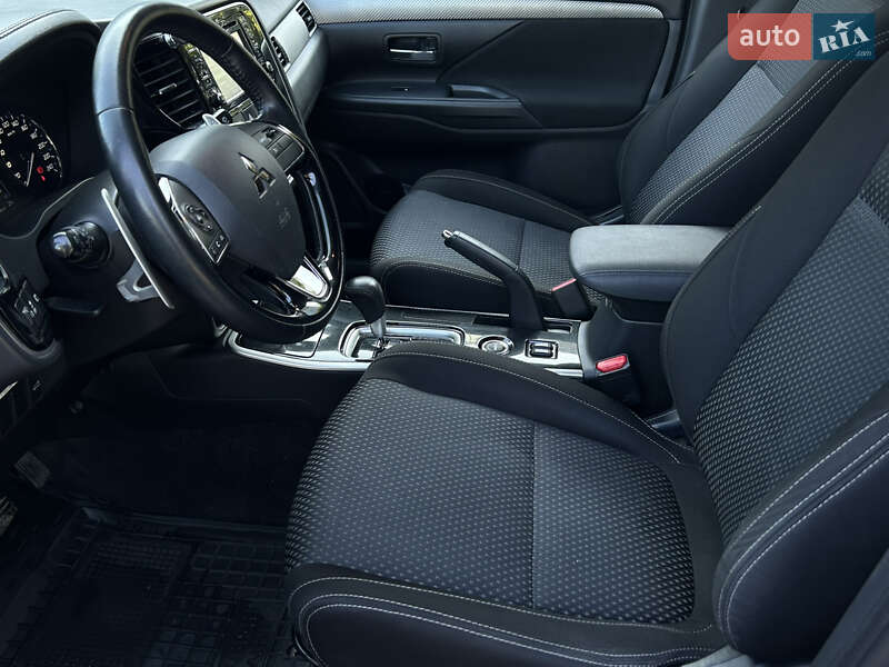 Позашляховик / Кросовер Mitsubishi Outlander 2017 в Миколаєві