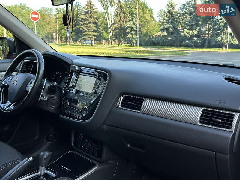 Позашляховик / Кросовер Mitsubishi Outlander 2017 в Миколаєві