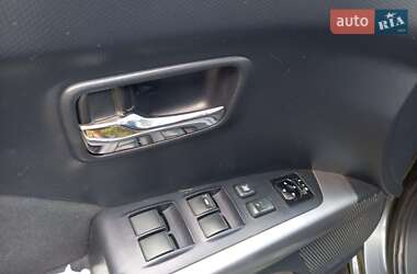 Внедорожник / Кроссовер Mitsubishi Outlander 2012 в 