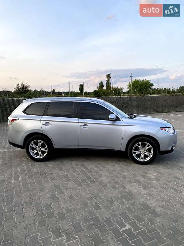 Позашляховик / Кросовер Mitsubishi Outlander 2014 в Вараші
