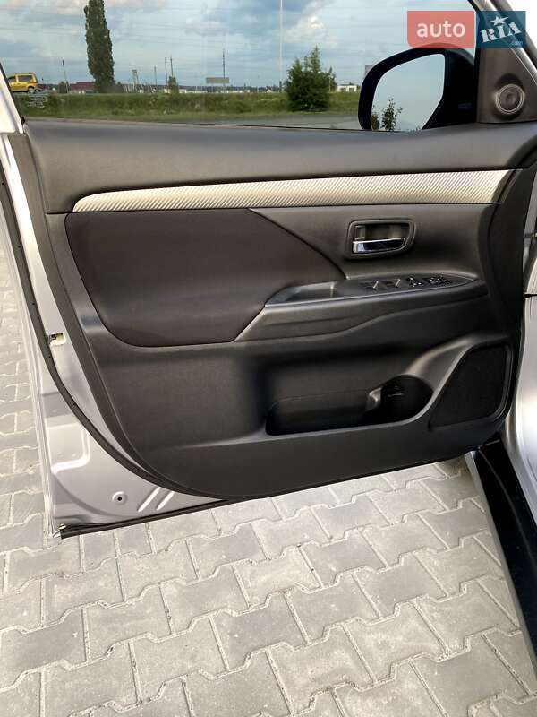 Позашляховик / Кросовер Mitsubishi Outlander 2014 в Вараші