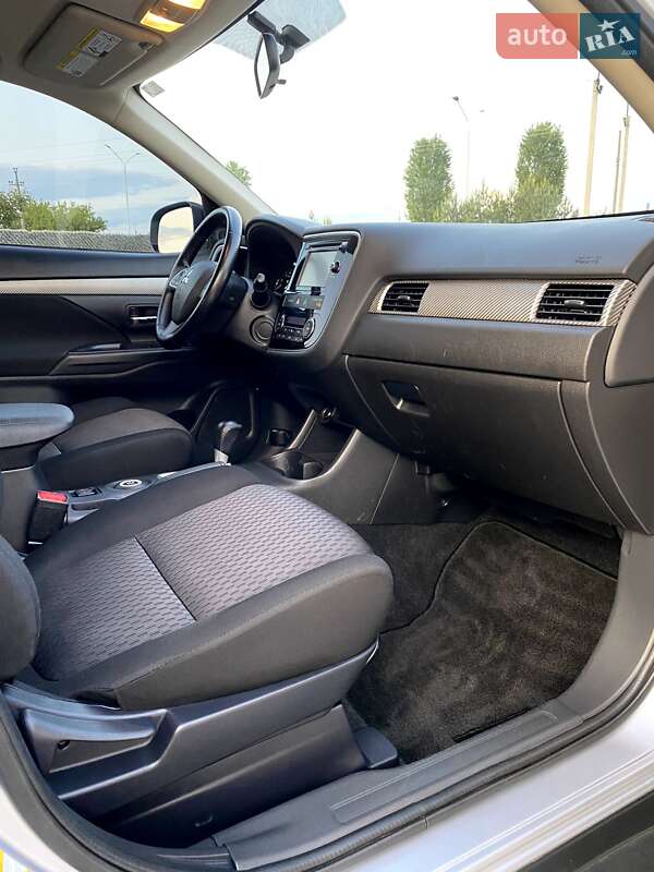 Позашляховик / Кросовер Mitsubishi Outlander 2014 в Вараші