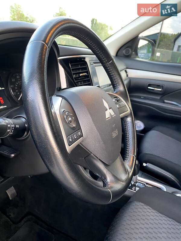 Позашляховик / Кросовер Mitsubishi Outlander 2014 в Вараші