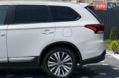 Внедорожник / Кроссовер Mitsubishi Outlander 2021 в 