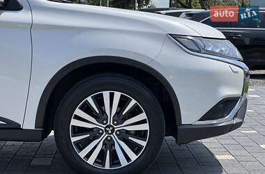 Внедорожник / Кроссовер Mitsubishi Outlander 2021 в 