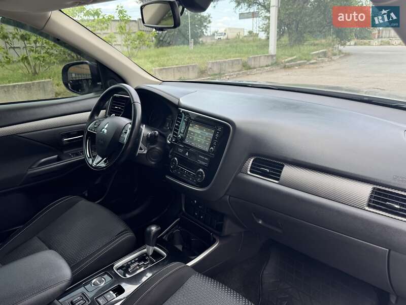 Позашляховик / Кросовер Mitsubishi Outlander 2017 в Дніпрі