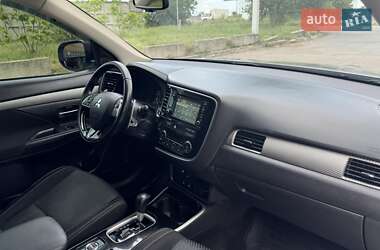 Позашляховик / Кросовер Mitsubishi Outlander 2017 в 