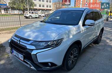Позашляховик / Кросовер Mitsubishi Outlander 2017 в 