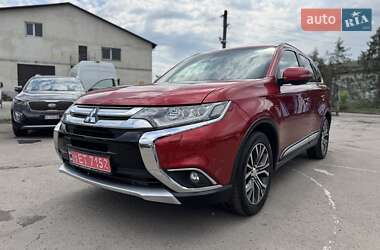 Внедорожник / Кроссовер Mitsubishi Outlander 2016 в 