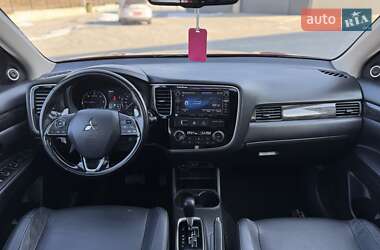 Внедорожник / Кроссовер Mitsubishi Outlander 2016 в 