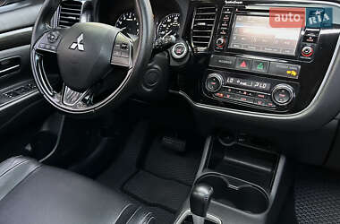 Внедорожник / Кроссовер Mitsubishi Outlander 2016 в 