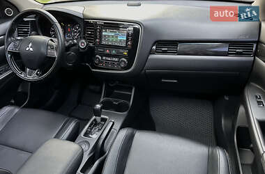 Внедорожник / Кроссовер Mitsubishi Outlander 2016 в 