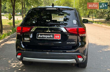 Позашляховик / Кросовер Mitsubishi Outlander 2018 в 
