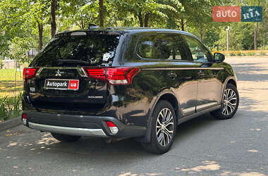 Позашляховик / Кросовер Mitsubishi Outlander 2018 в 