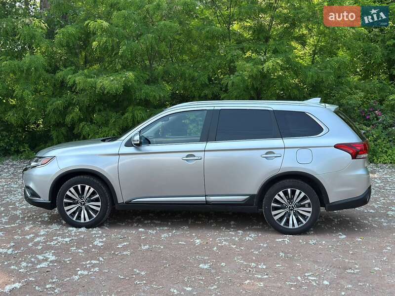 Внедорожник / Кроссовер Mitsubishi Outlander 2019 в Броварах