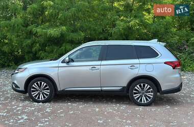 Внедорожник / Кроссовер Mitsubishi Outlander 2019 в 