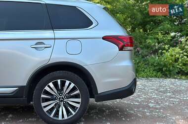 Внедорожник / Кроссовер Mitsubishi Outlander 2019 в 