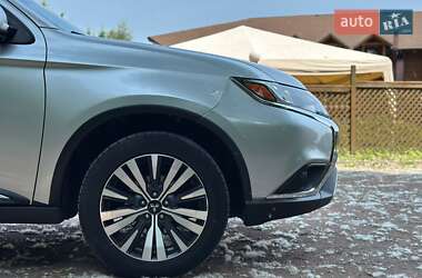 Внедорожник / Кроссовер Mitsubishi Outlander 2019 в 