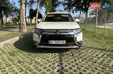 Внедорожник / Кроссовер Mitsubishi Outlander 2016 в 