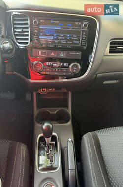 Внедорожник / Кроссовер Mitsubishi Outlander 2016 в 