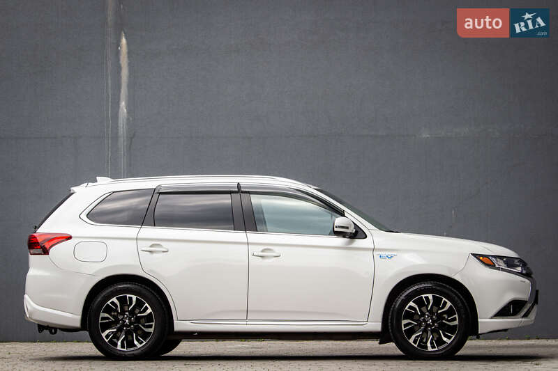 Внедорожник / Кроссовер Mitsubishi Outlander 2017 в Львове