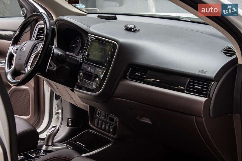 Внедорожник / Кроссовер Mitsubishi Outlander 2017 в Львове