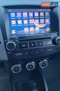 Внедорожник / Кроссовер Mitsubishi Outlander 2011 в 