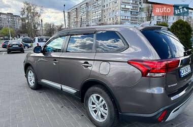 Позашляховик / Кросовер Mitsubishi Outlander 2020 в 
