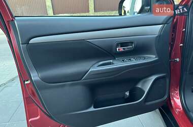 Позашляховик / Кросовер Mitsubishi Outlander 2017 в 