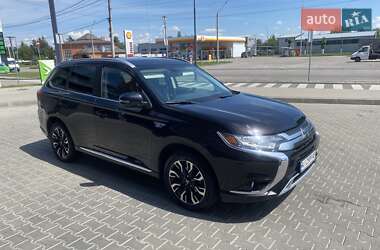 Внедорожник / Кроссовер Mitsubishi Outlander 2018 в 