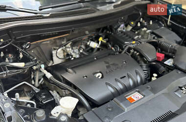 Внедорожник / Кроссовер Mitsubishi Outlander 2012 в 