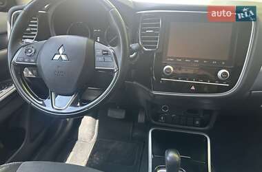 Внедорожник / Кроссовер Mitsubishi Outlander 2019 в 