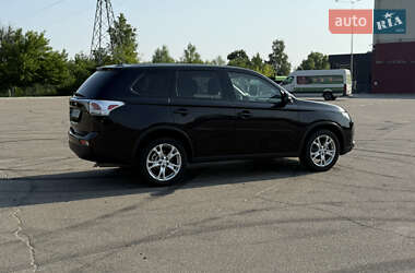 Позашляховик / Кросовер Mitsubishi Outlander 2014 в 