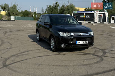 Позашляховик / Кросовер Mitsubishi Outlander 2014 в 