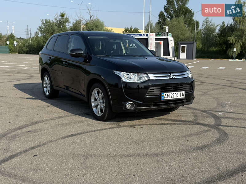 Позашляховик / Кросовер Mitsubishi Outlander 2014 в 