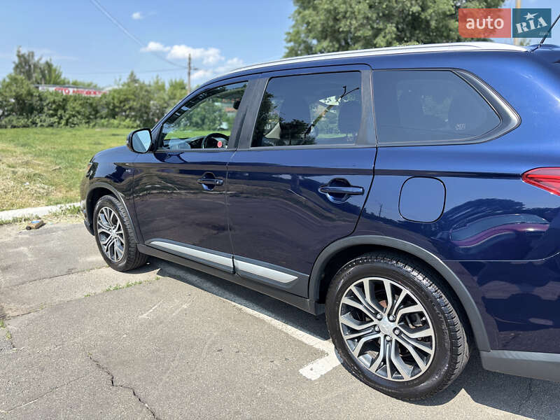 Внедорожник / Кроссовер Mitsubishi Outlander 2016 в Киеве