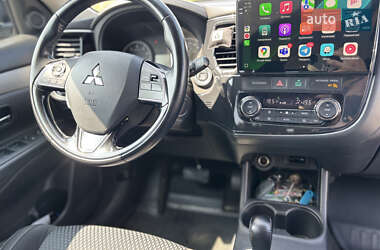 Внедорожник / Кроссовер Mitsubishi Outlander 2016 в 