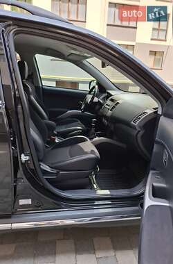 Внедорожник / Кроссовер Mitsubishi Outlander 2011 в 