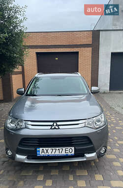 Внедорожник / Кроссовер Mitsubishi Outlander 2014 в 