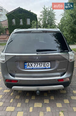 Внедорожник / Кроссовер Mitsubishi Outlander 2014 в 