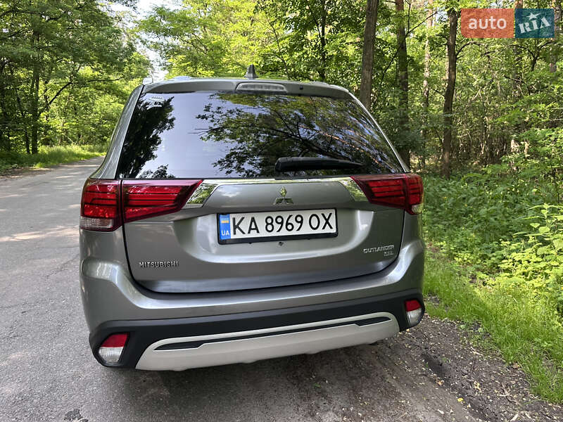 Позашляховик / Кросовер Mitsubishi Outlander 2019 в Києві