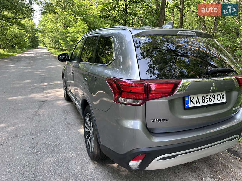 Позашляховик / Кросовер Mitsubishi Outlander 2019 в Києві