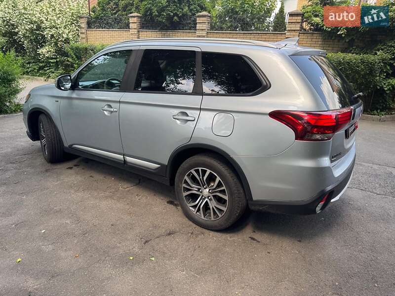 Внедорожник / Кроссовер Mitsubishi Outlander 2016 в Киеве