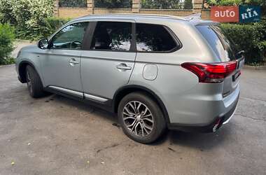 Внедорожник / Кроссовер Mitsubishi Outlander 2016 в 