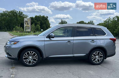 Внедорожник / Кроссовер Mitsubishi Outlander 2015 в 