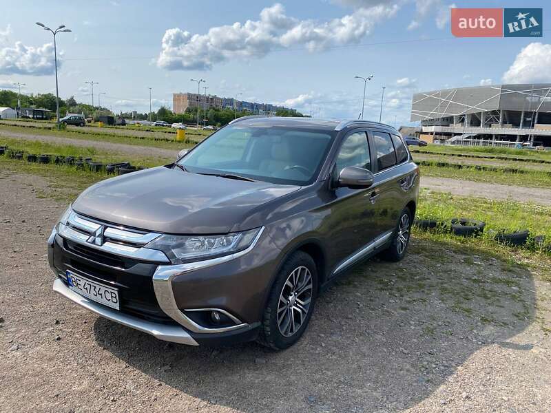Внедорожник / Кроссовер Mitsubishi Outlander 2016 в 