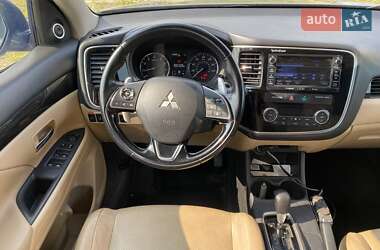 Внедорожник / Кроссовер Mitsubishi Outlander 2016 в 