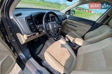 Внедорожник / Кроссовер Mitsubishi Outlander 2016 в 